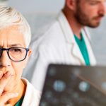 Dottoressa e giovani medici che eseguono una diagnosi medica.